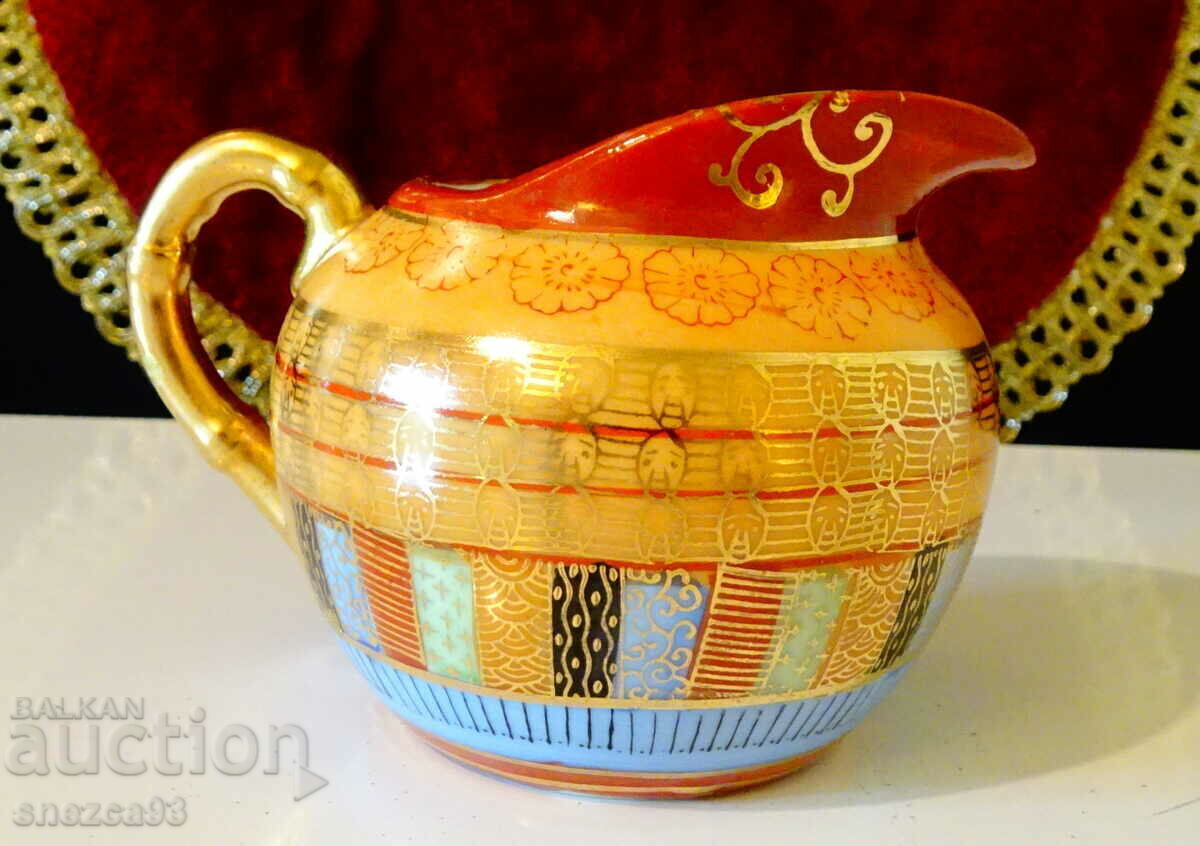 Jug, Japanese porcelain Ku Tani, gold. Jug, Japanese porcelain Ku Tani, gold.