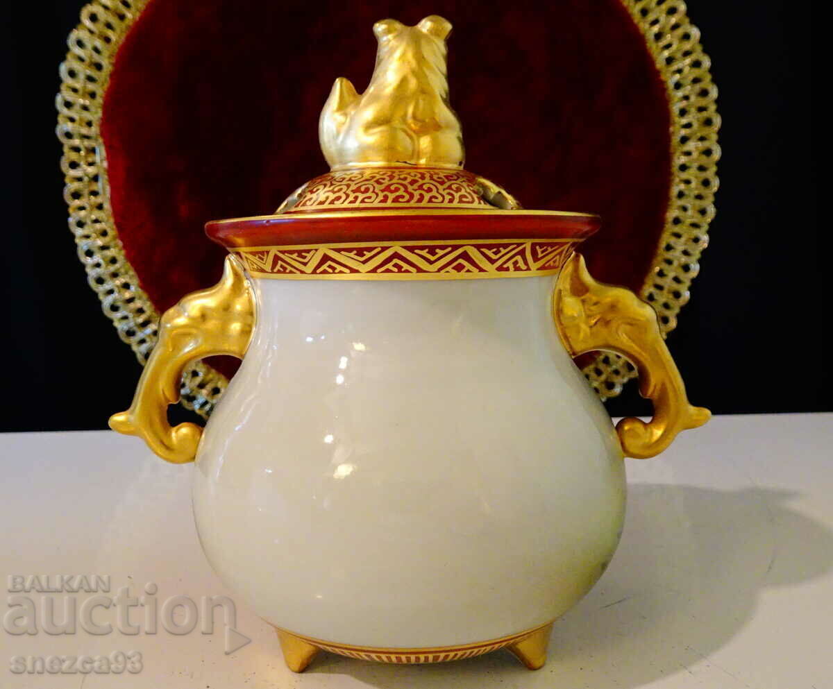 Auction Incense burner, censer, Japanese Kutani porcelain from 1870, gold Auction Incense burner, censer, Japanese Kutani porcelain from 1870, gold