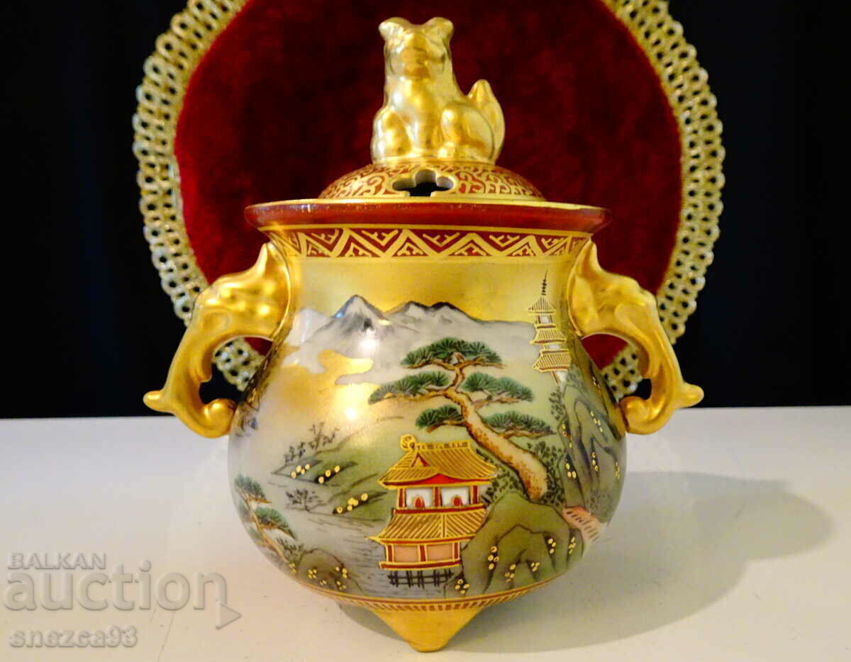 Incense burner, censer, Japanese Kutani porcelain from 1870, gold Incense burner, censer, Japanese Kutani porcelain from 1870, gold