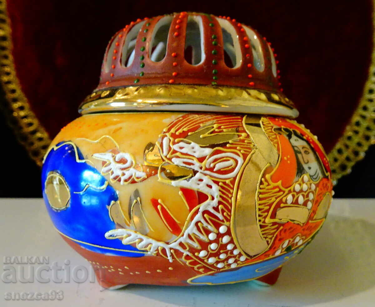 Licitație Lampă, cădelniță, porțelan japonez Satsuma. Licitație Lampă, cădelniță, porțelan japonez Satsuma.