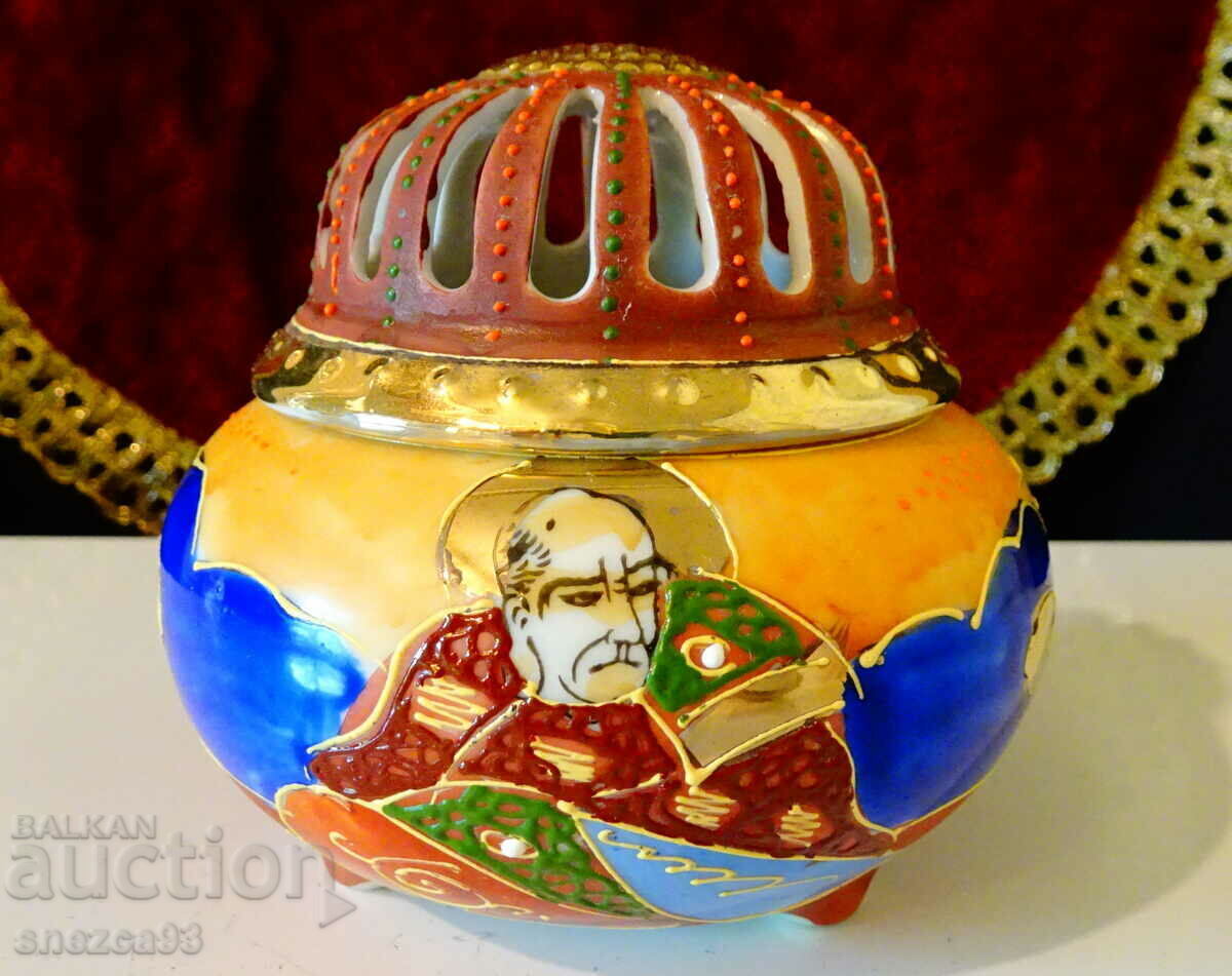 Livrarea Lampă, cădelniță, porțelan japonez Satsuma. Livrarea Lampă, cădelniță, porțelan japonez Satsuma.