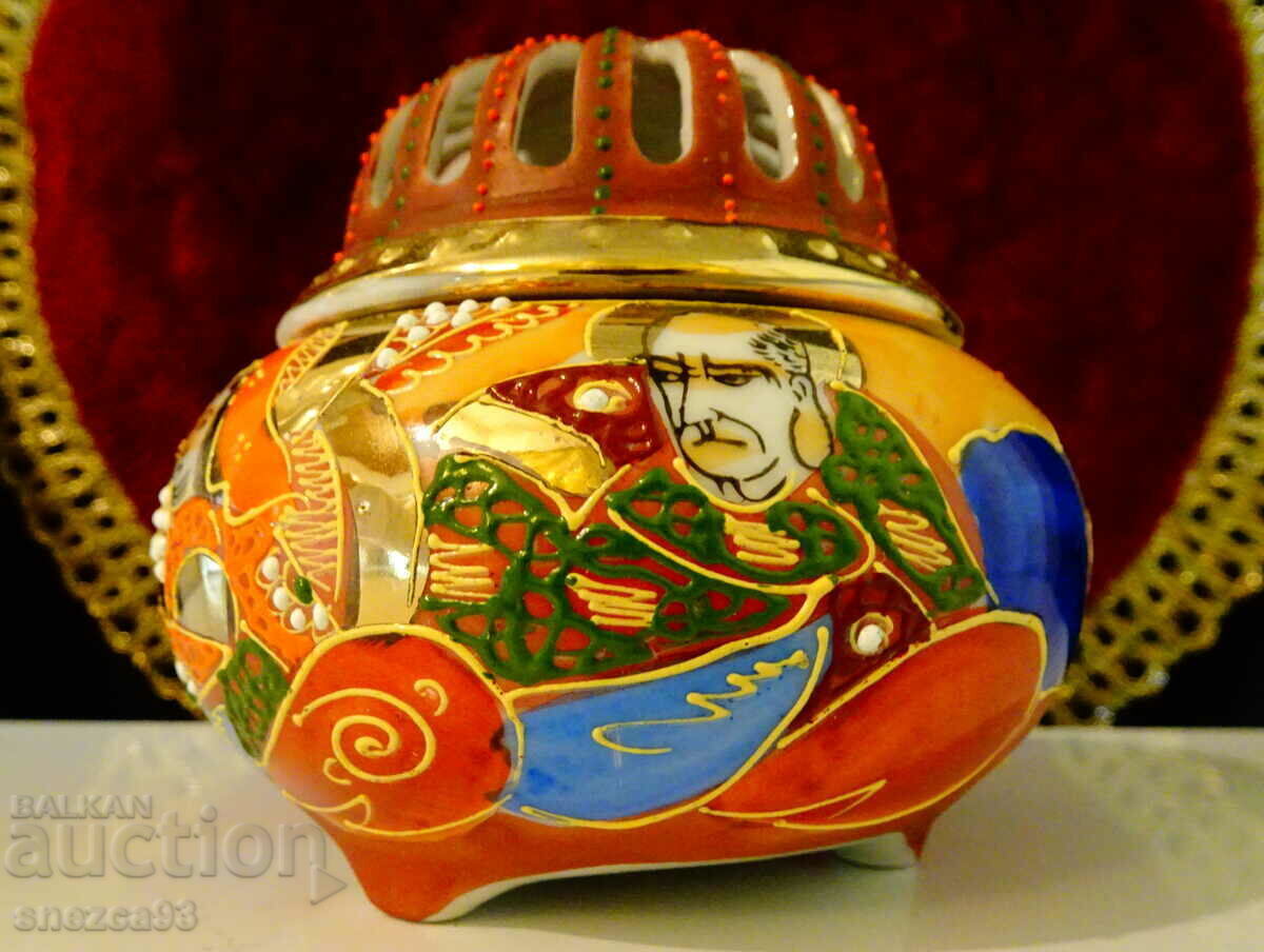 Lampă, cădelniță, porțelan japonez Satsuma. Lampă, cădelniță, porțelan japonez Satsuma.