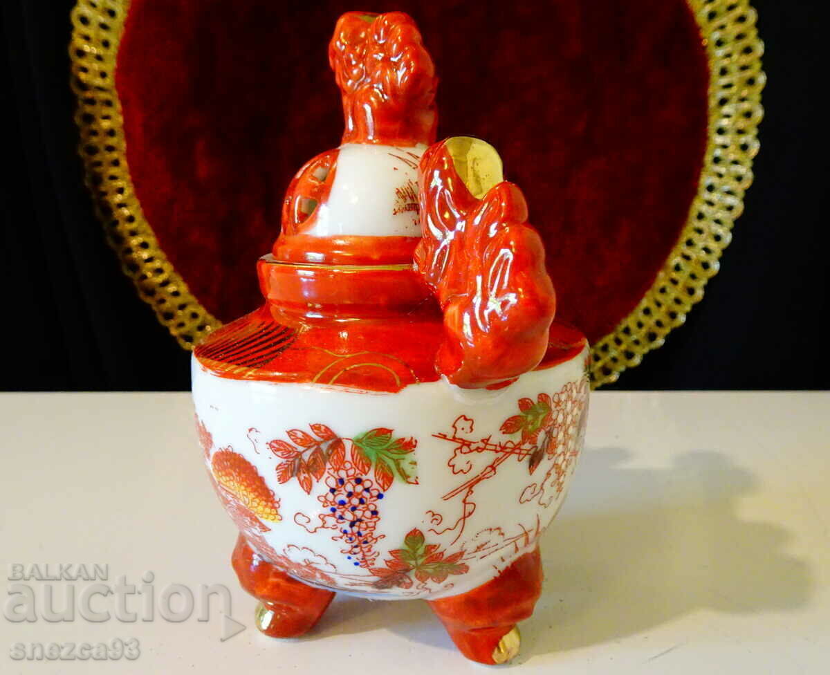 Δημοπρασία Φωτιστικό Ιαπωνικής πορσελάνης Satsuma. Δημοπρασία Φωτιστικό Ιαπωνικής πορσελάνης Satsuma.