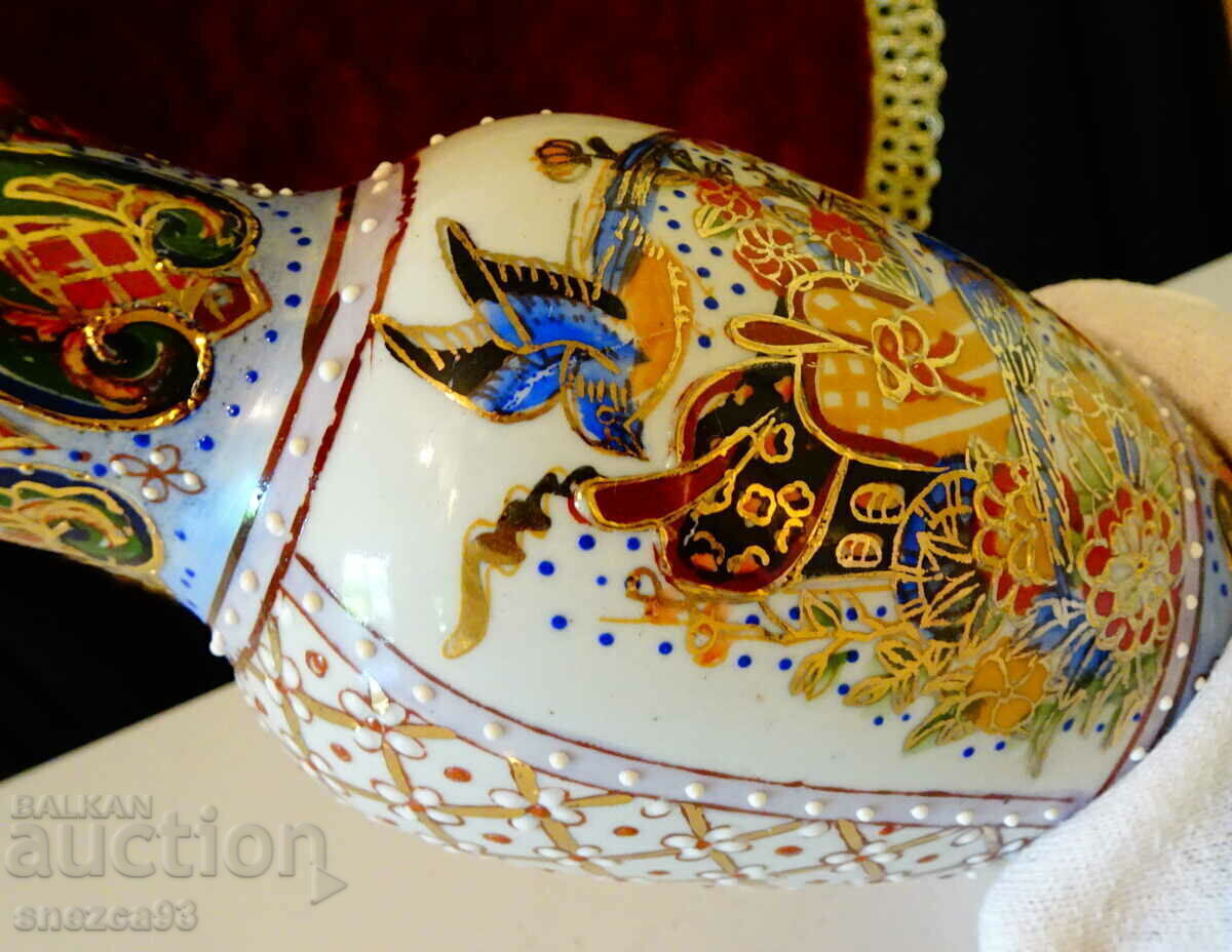 Auction Chinese porcelain vase Zhongguo Zhi Zao, gold Auction Chinese porcelain vase Zhongguo Zhi Zao, gold