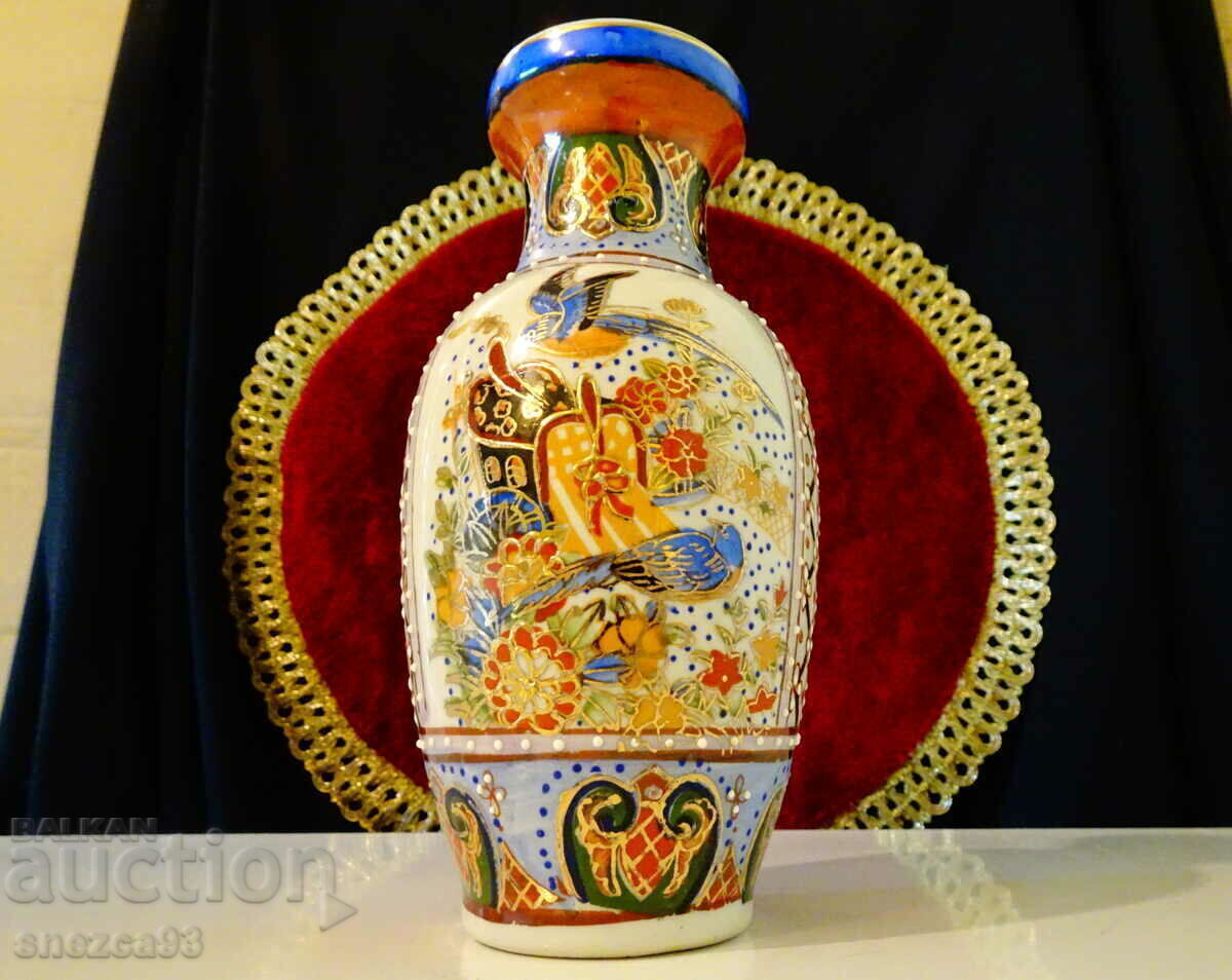 Chinese porcelain vase Zhongguo Zhi Zao, gold Chinese porcelain vase Zhongguo Zhi Zao, gold