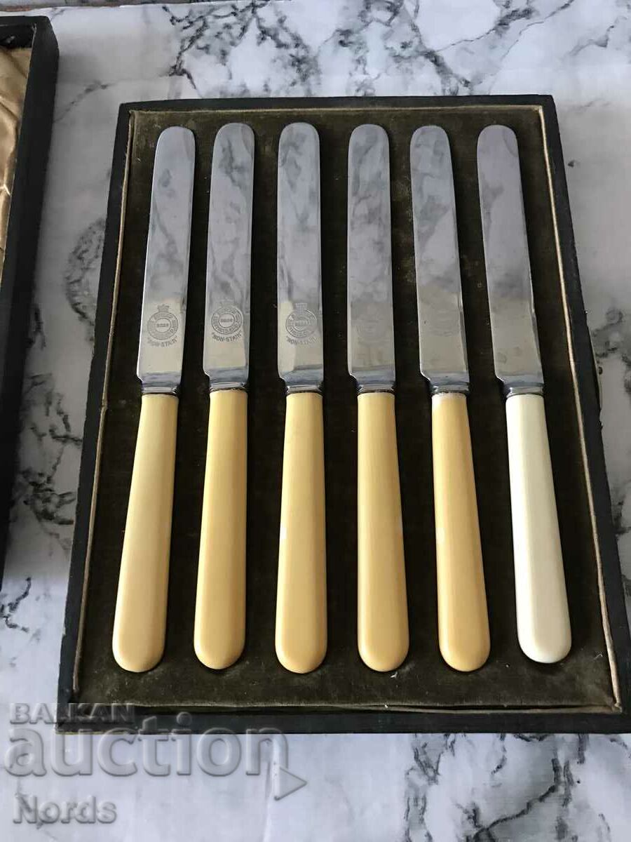 6 knives in a wooden box