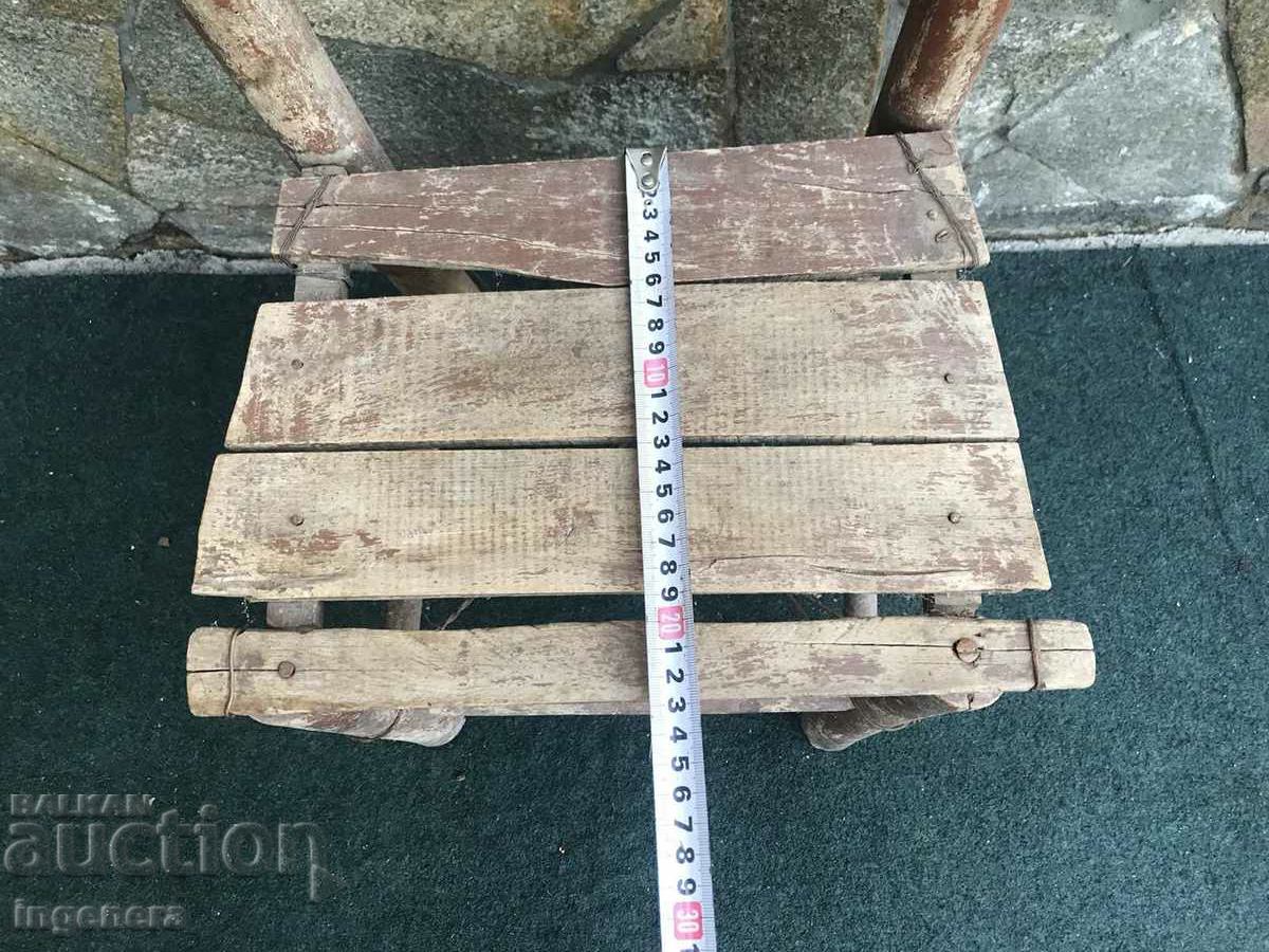 Licitație SCAUN SCAUN MIC LEMN ANTICH Licitație SCAUN SCAUN MIC LEMN ANTICH