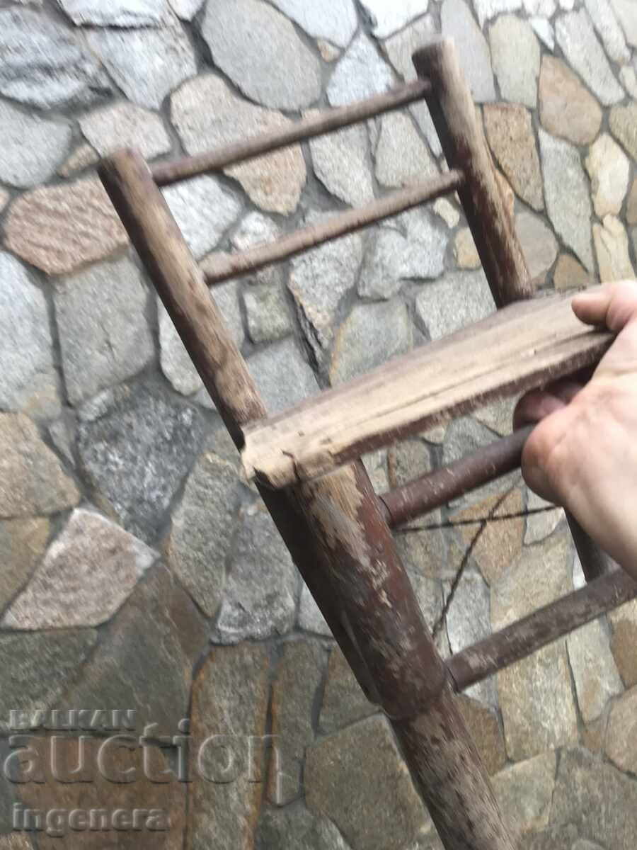 Livrarea SCAUN SCAUN MIC LEMN ANTICH Livrarea SCAUN SCAUN MIC LEMN ANTICH