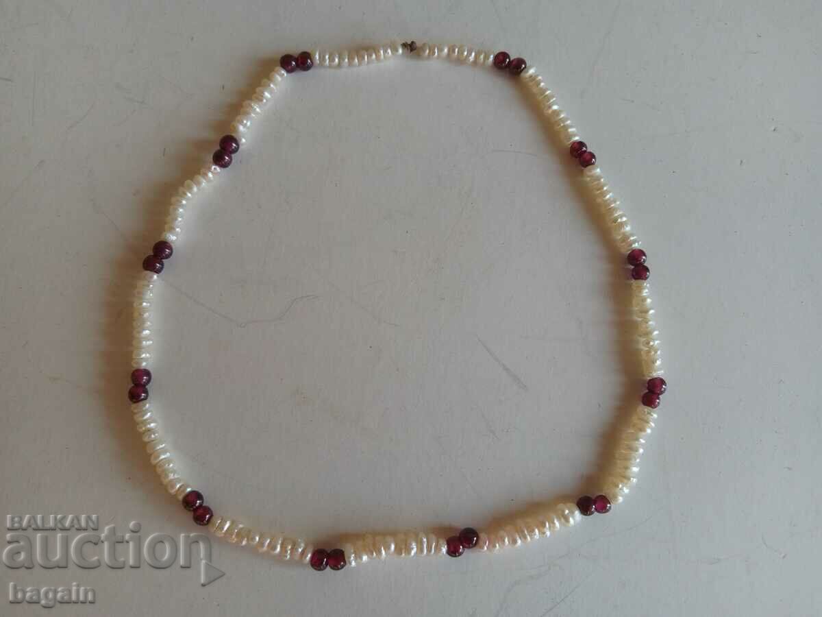 Necklace with pearls and amethysts.