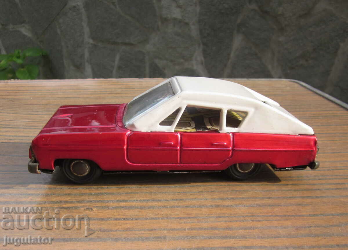 Доставка на стара механична метална ламаринена играчка количка от соца