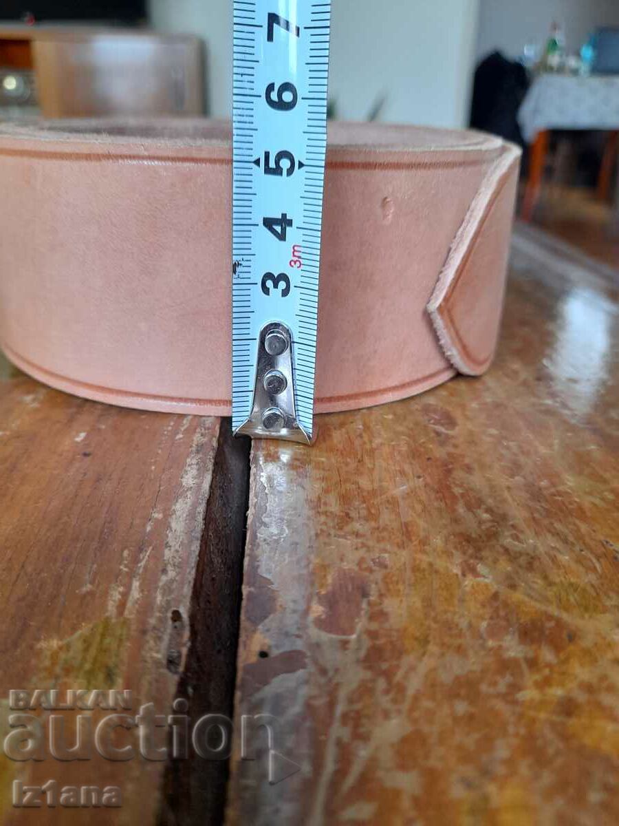 Livrarea Curea veche din piele goală