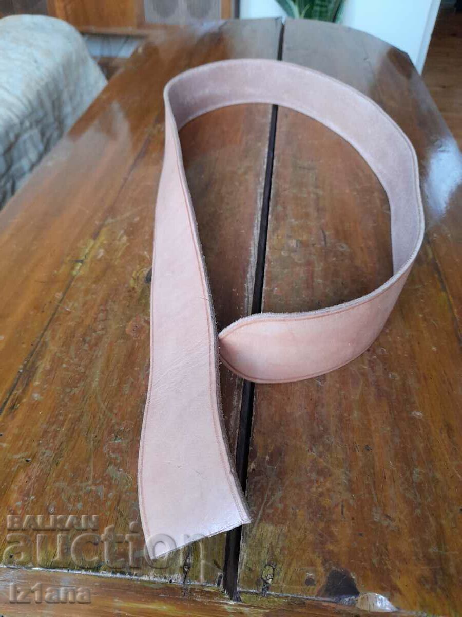 Curea veche din piele goală - 5