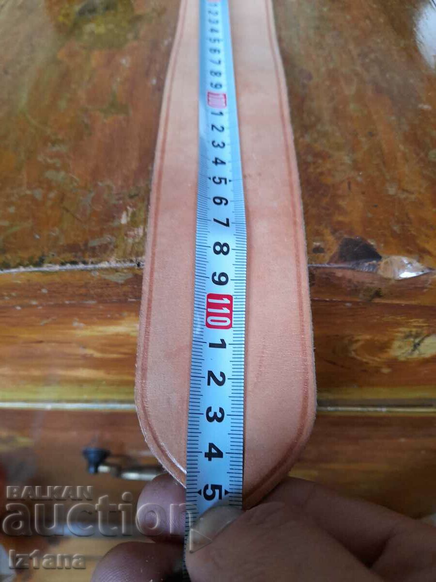 Curea veche din piele goală - 6