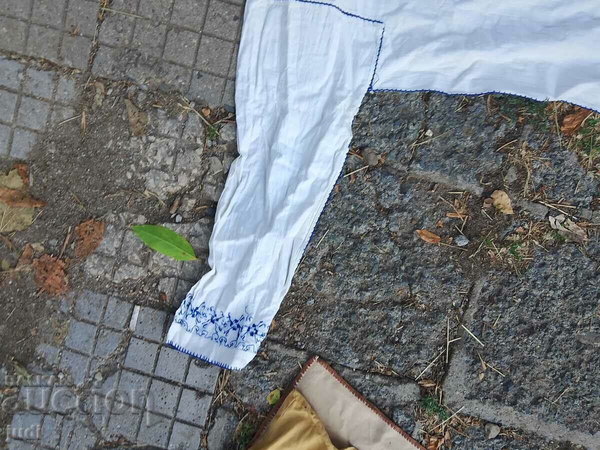 Auction Embroidery nightgown looks new Auction Embroidery nightgown looks new