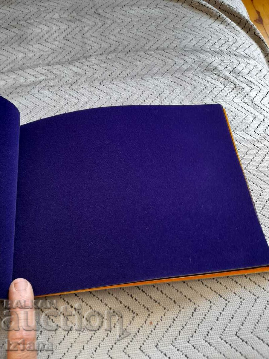 Delivery of Old block of vellum leaves Delivery of Old block of vellum leaves