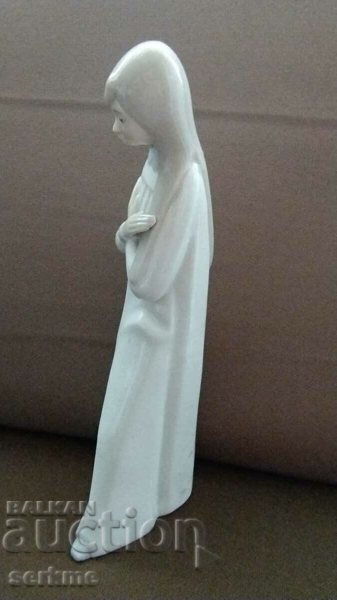 Porcelain figure with price 20.00 BGN | € 10.23