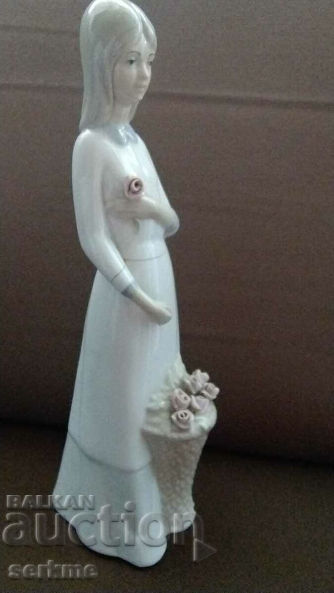 Porcelain figure with price 20.00 BGN | € 10.23
