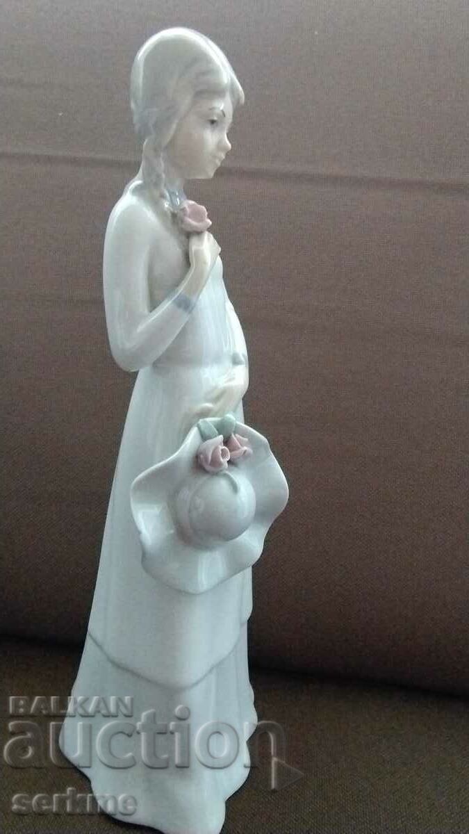 Porcelain figure with price 30.00 BGN | € 15.34