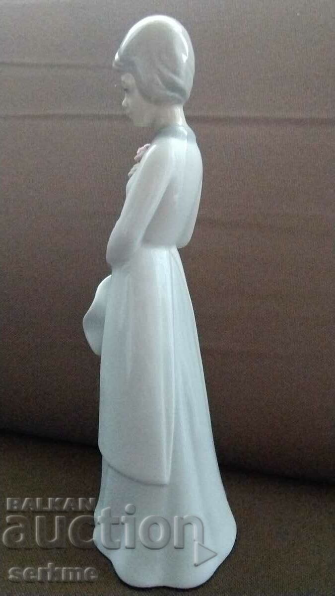 Delivery of Porcelain figure