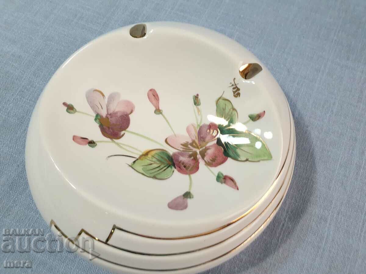 Scrumieră mare de porțelan pictată manual de autor cu preț 60.00 BGN | € 30.68 Scrumieră mare de porțelan pictată manual de autor cu preț 60.00 BGN | € 30.68