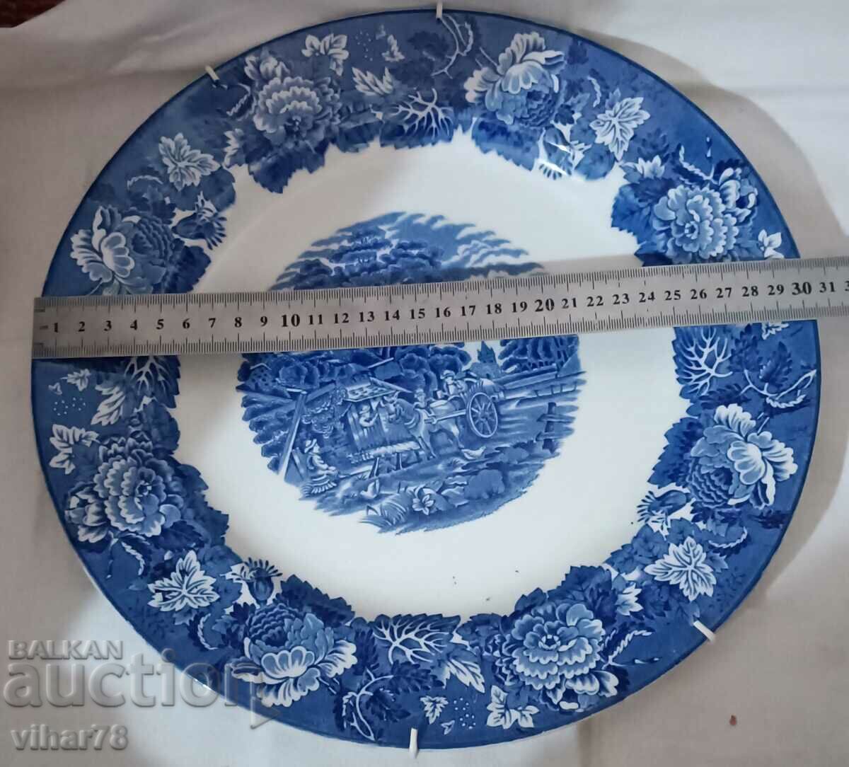 Ένα μεγάλο πιάτο με τιμή € 35.79 | 70.00 BGN