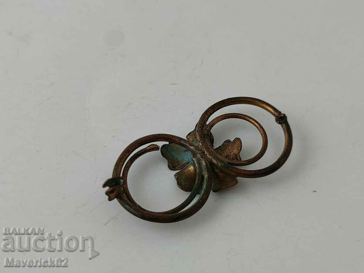 Delivery of A brooch