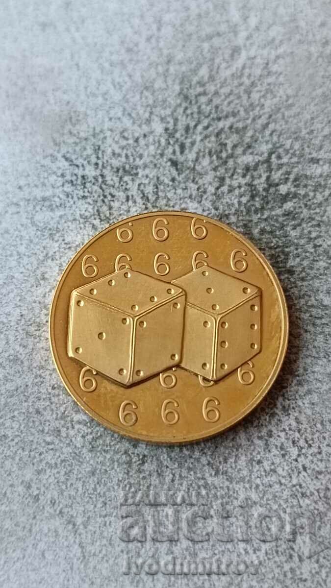 Επιχρυσωμένο Lucky Box Καλά Χριστούγεννα Ευτυχισμένο το Νέο Έτος Ζάρια με τιμή 6.85 BGN | € 3.50 Επιχρυσωμένο Lucky Box Καλά Χριστούγεννα Ευτυχισμένο το Νέο Έτος Ζάρια με τιμή 6.85 BGN | € 3.50