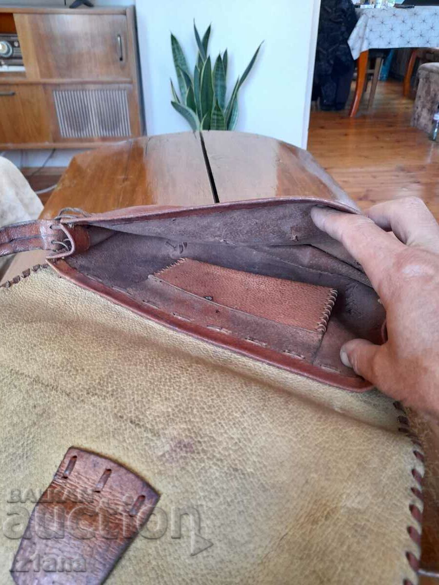 Delivery of Old ladies leather bag Delivery of Old ladies leather bag