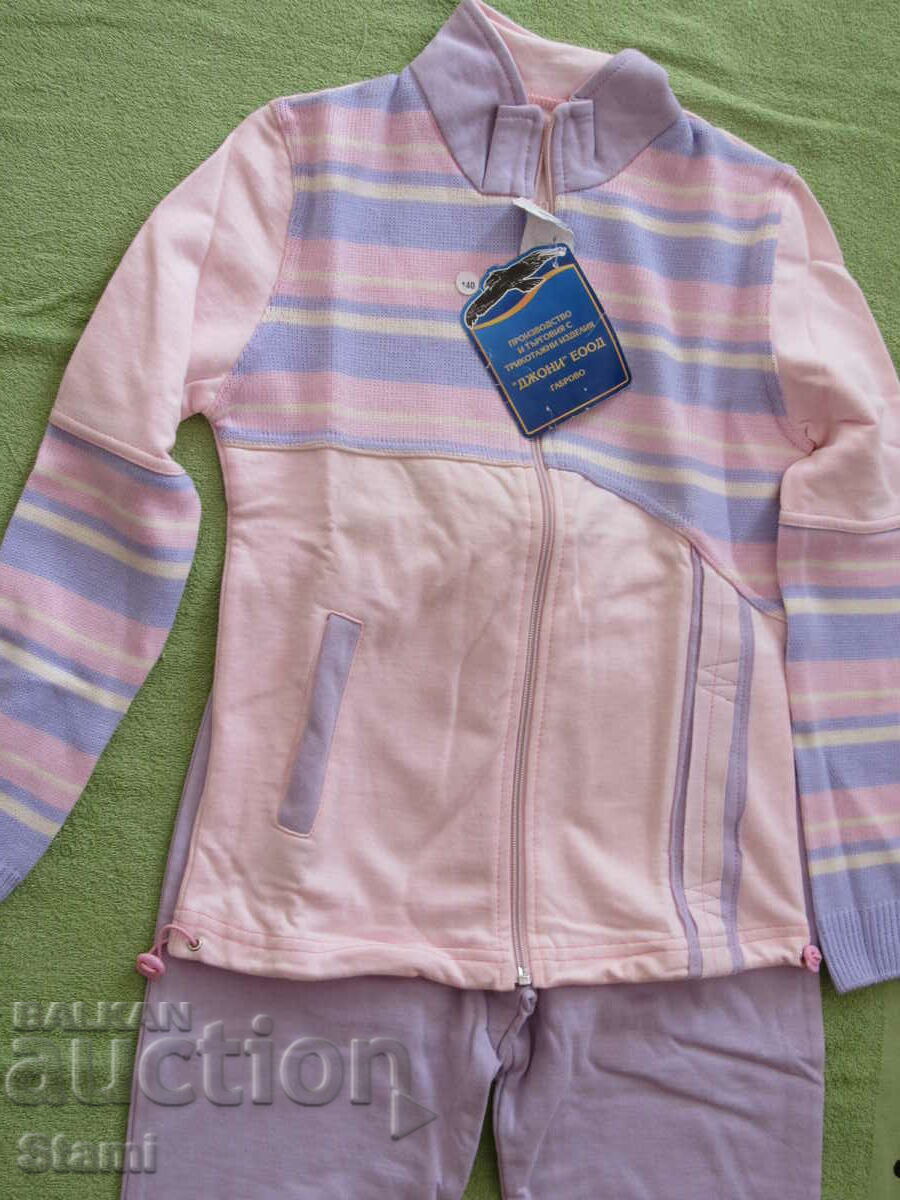 Анцуг за момиче цвят лилав, нов, размер 140 с цена 18.00 лв. | € 9.20 Анцуг за момиче цвят лилав, нов, размер 140 с цена 18.00 лв. | € 9.20