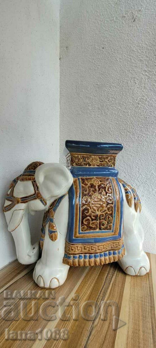 ELEFANT MARE DE PORCELAN