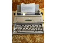 Mașină de scris electrică profesionistă Olivetti Latin.