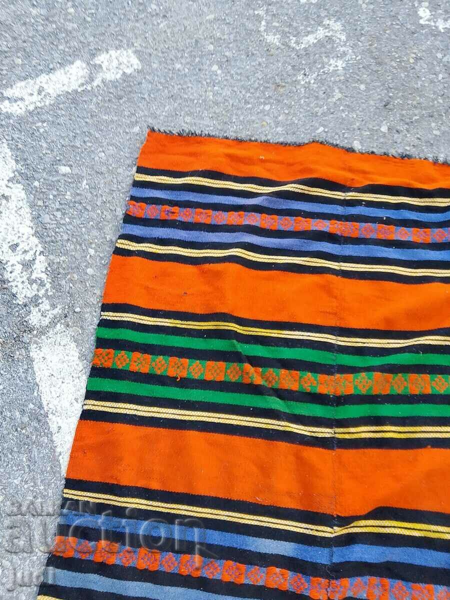 Un covor mare de lână cu preț 80.00 BGN | € 40.90 Un covor mare de lână cu preț 80.00 BGN | € 40.90