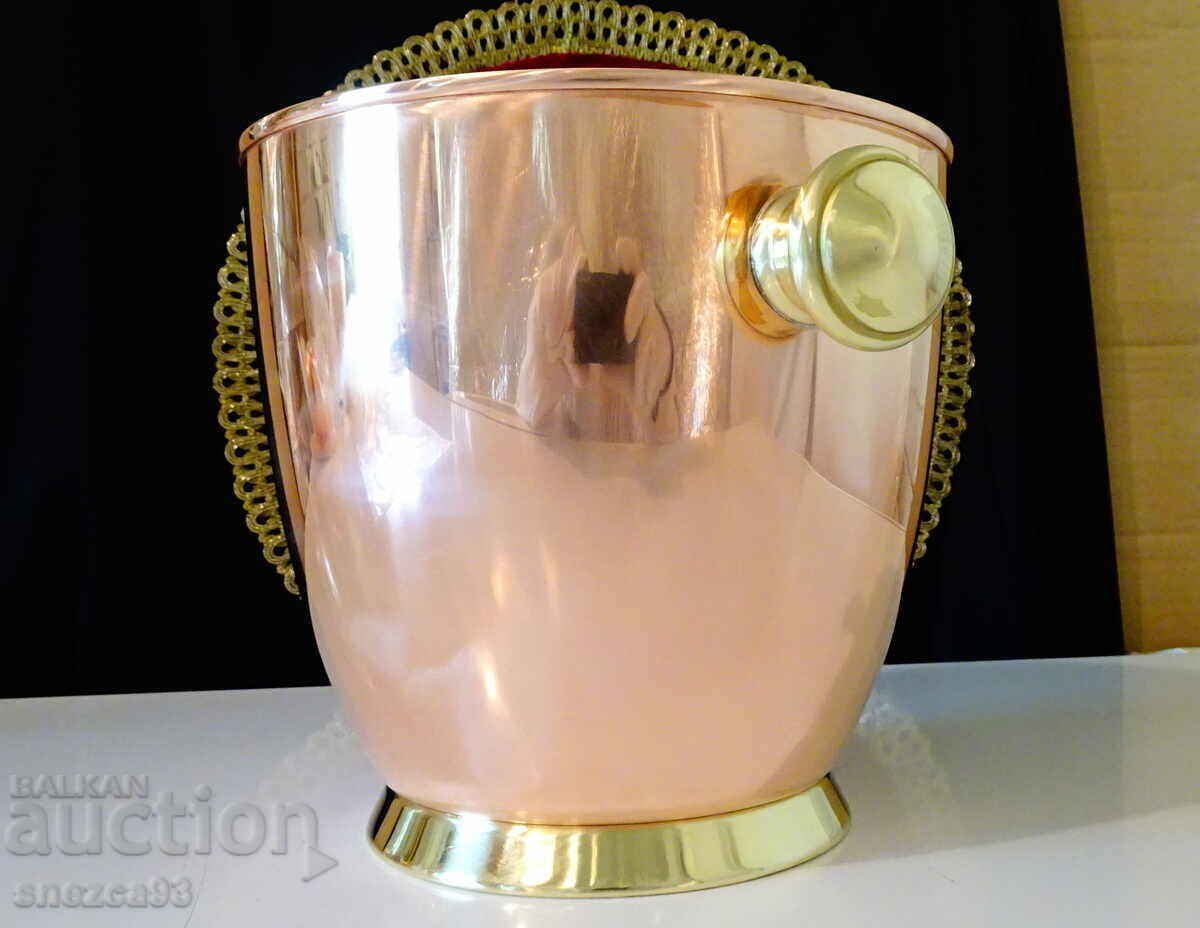 Copper champagne bucket 3 liters, pure red copper with price 89.00 BGN | € 45.50 Copper champagne bucket 3 liters, pure red copper with price 89.00 BGN | € 45.50