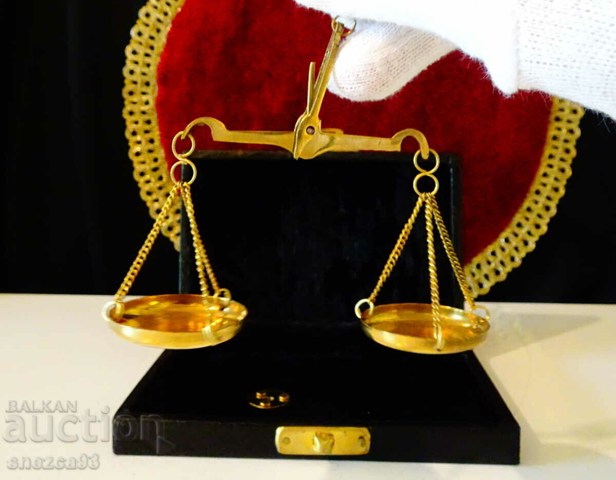 Auction Goldsmith's apothecary scale, box. Auction Goldsmith's apothecary scale, box.