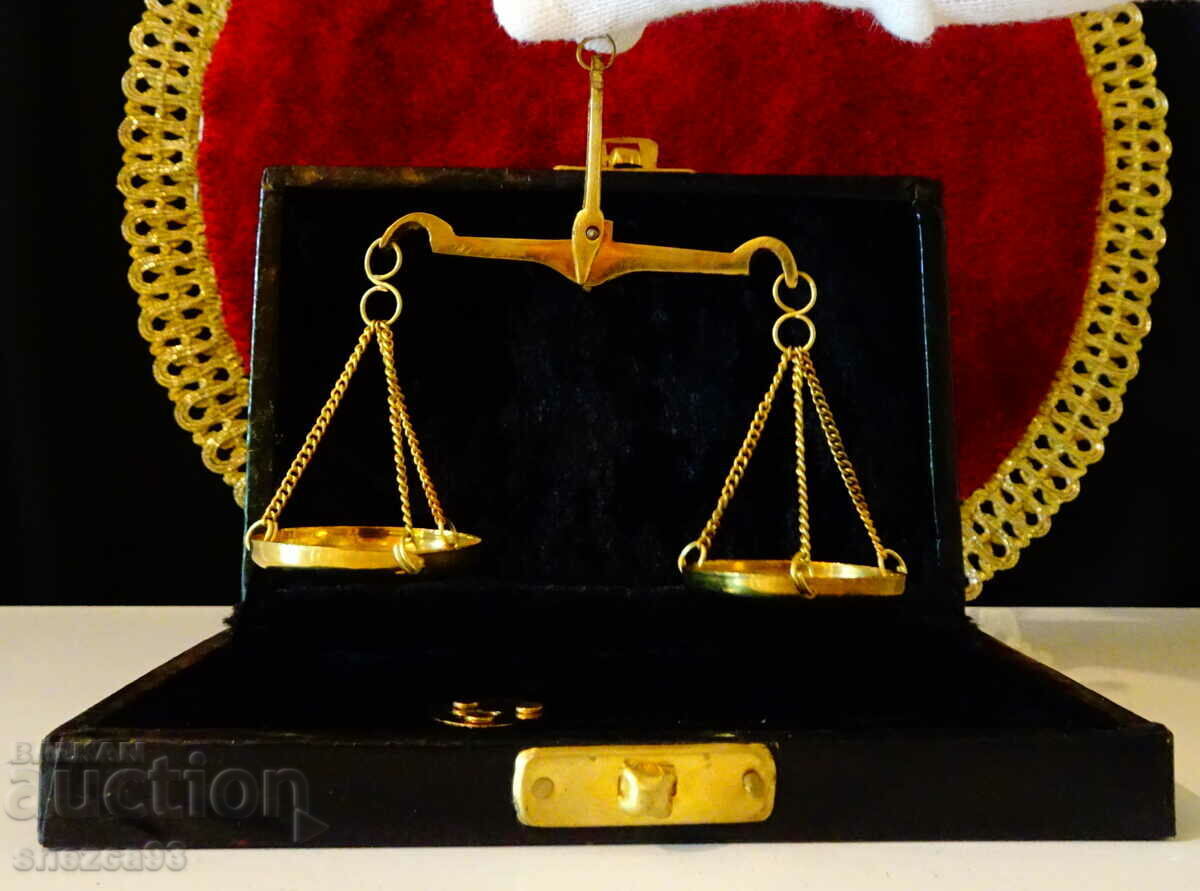 Delivery of Goldsmith's apothecary scale, box. Delivery of Goldsmith's apothecary scale, box.