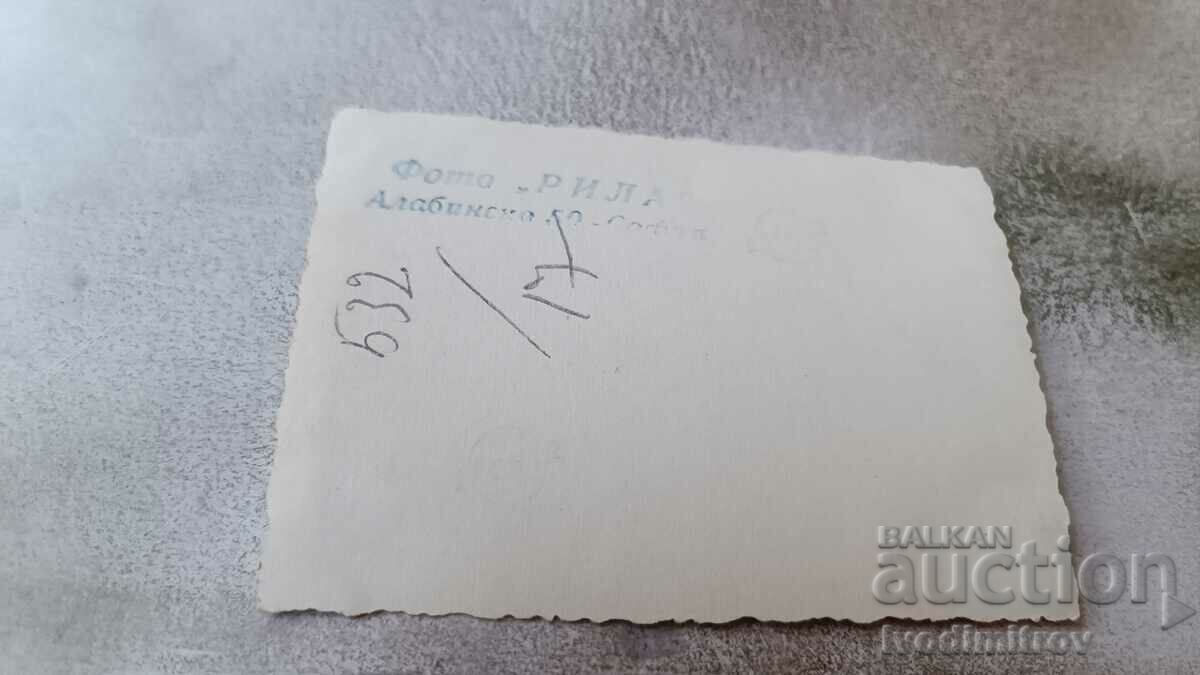 Photo Sofia Uchenichki V class students in front of a lake in the park with price 2.45 BGN | € 1.25 Photo Sofia Uchenichki V class students in front of a lake in the park with price 2.45 BGN | € 1.25