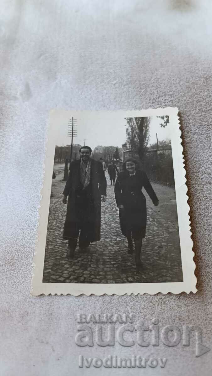 Photo Sofia A man and a young girl on a walk 1940