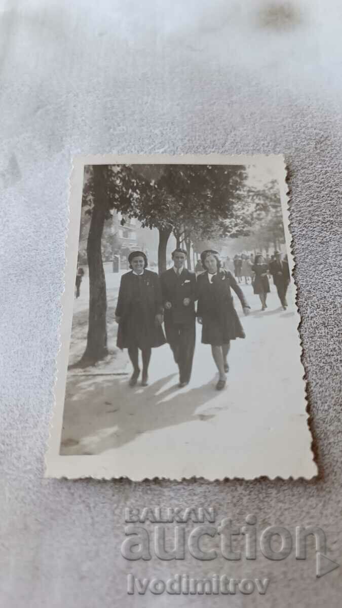 Photo Sofia Three young girls on a walk