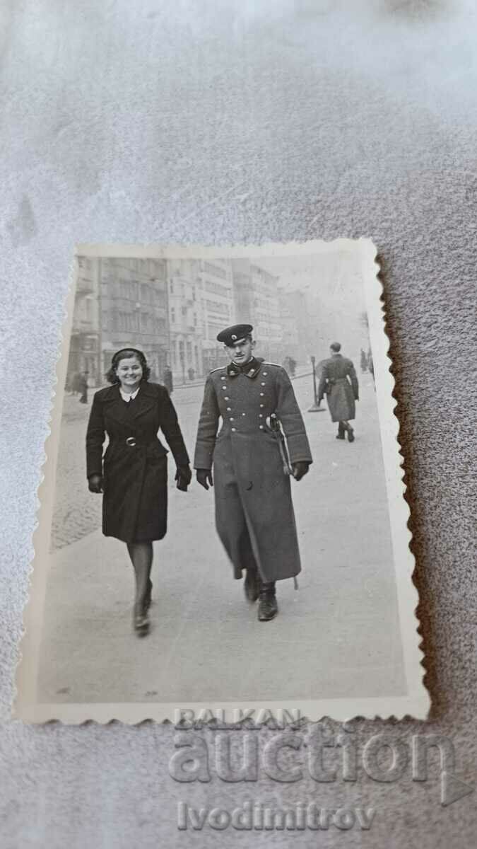 Photo Sofia An officer and a young girl on a walk