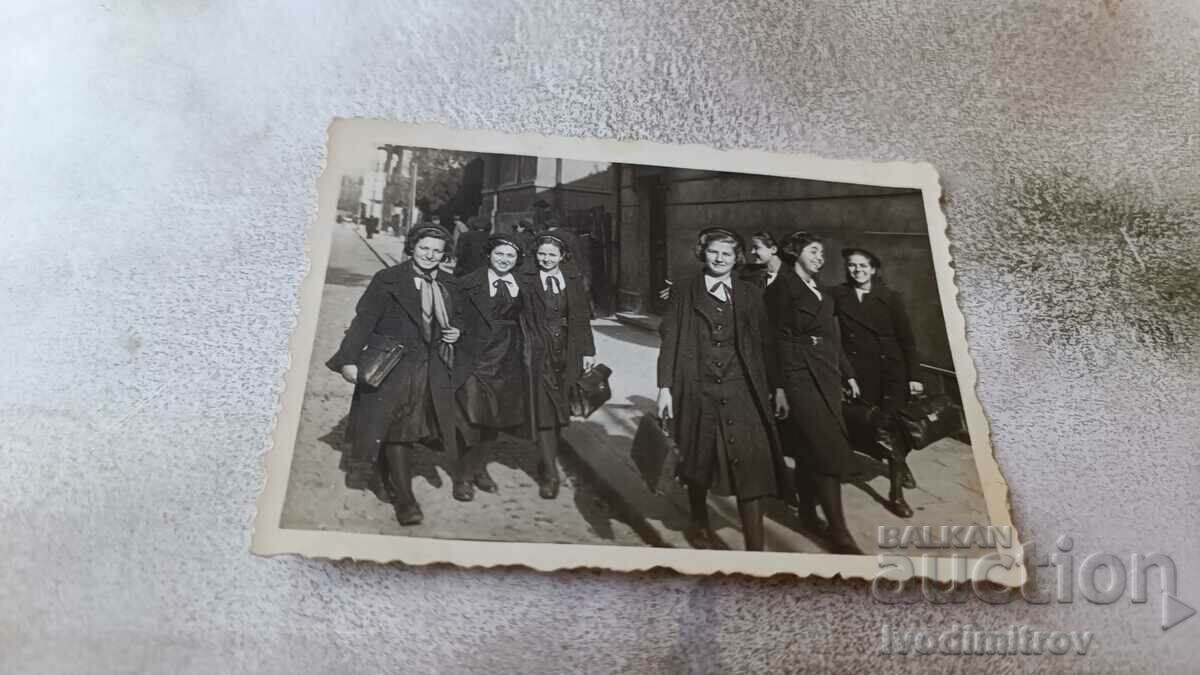 Foto Sofia Uchenichki, elevi de clasa a V-a pe stradă 1938