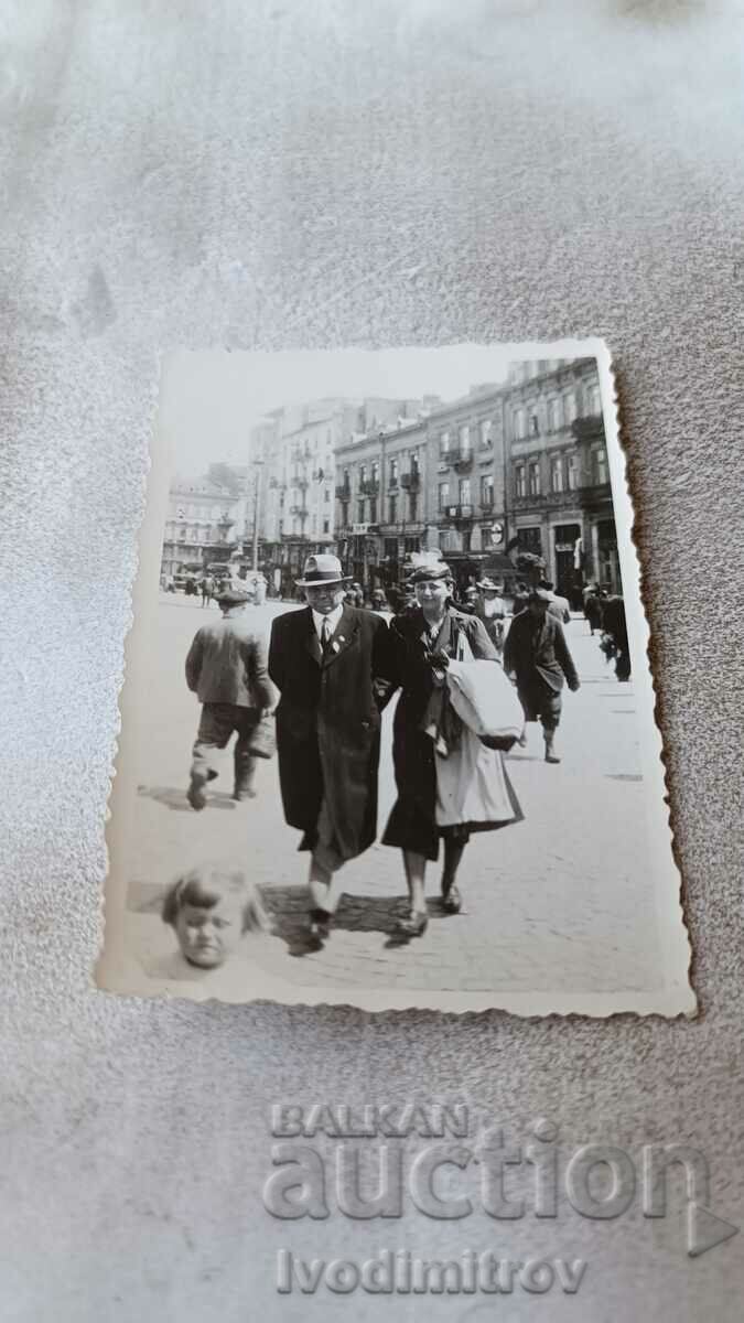 Fotografie Sofia Bărbat și femeie la plimbare 1939