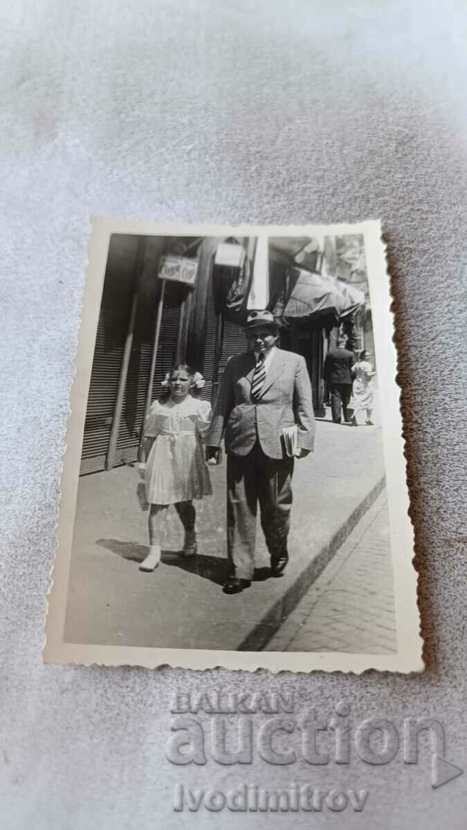 Fotografie Sofia Bărbat și fată la plimbare 1939