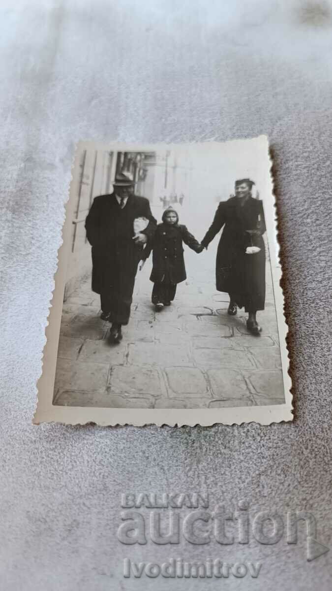 Photo Sofia Man, woman and girl on a walk