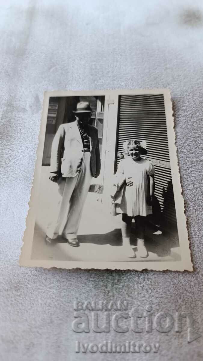 Photo Sofia Man and girl on the sidewalk