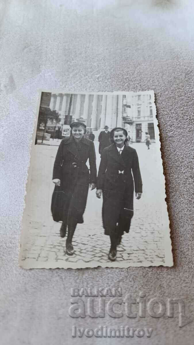 Photo Sofia Two young girls on the square of St. Sunday