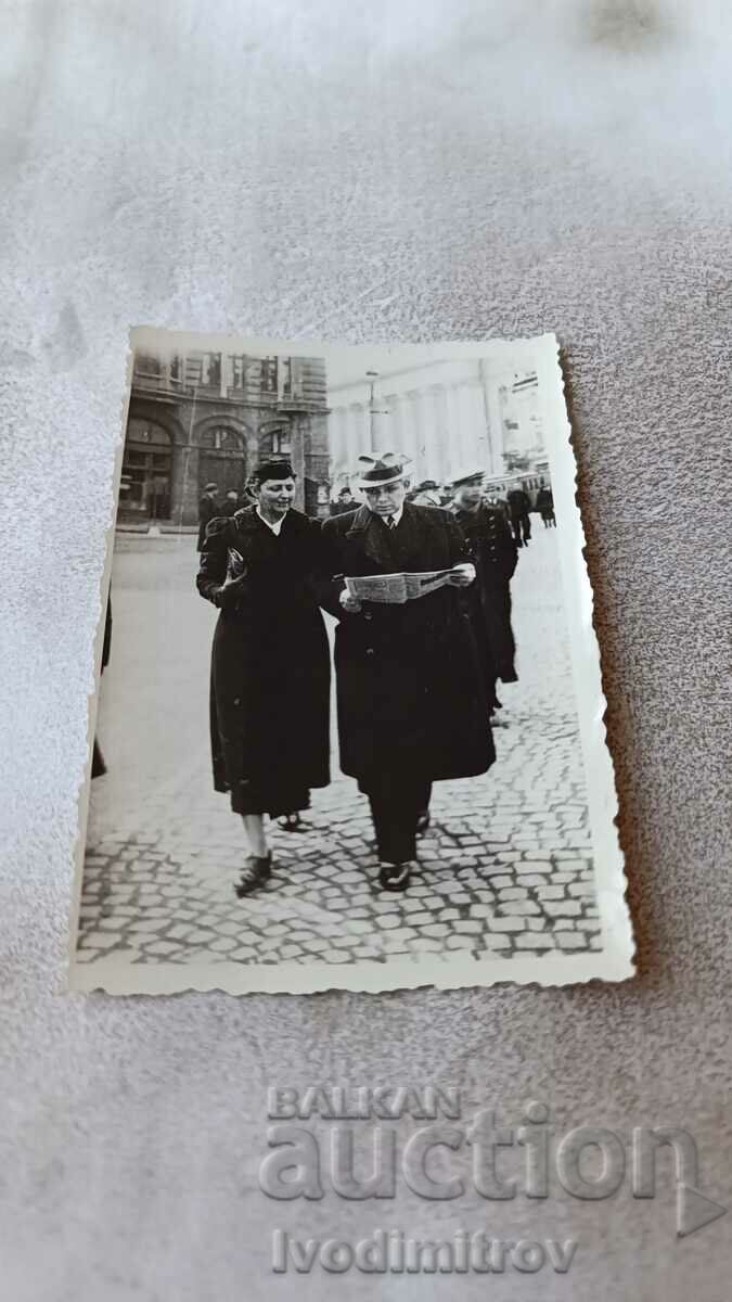 Photo Sofia A man and a woman on the square of St. Sunday