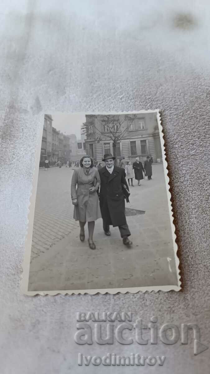 Photo Sofia A man and a young woman on a walk