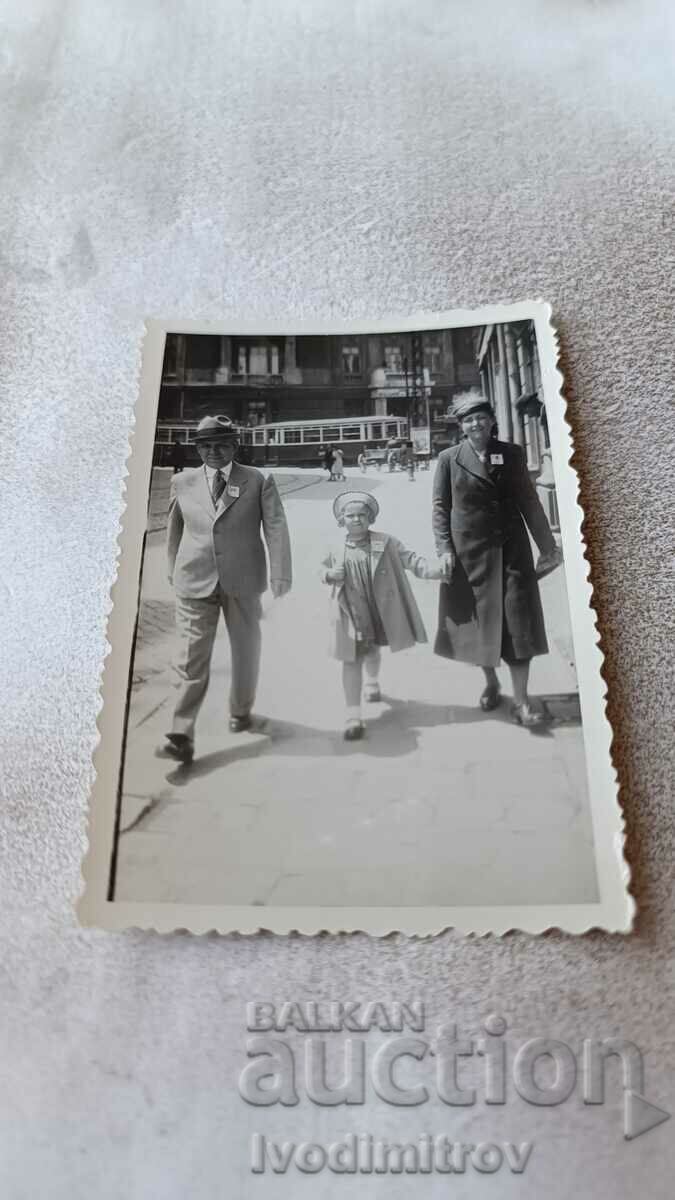 Photo Sofia A man, a woman and a girl on a walk