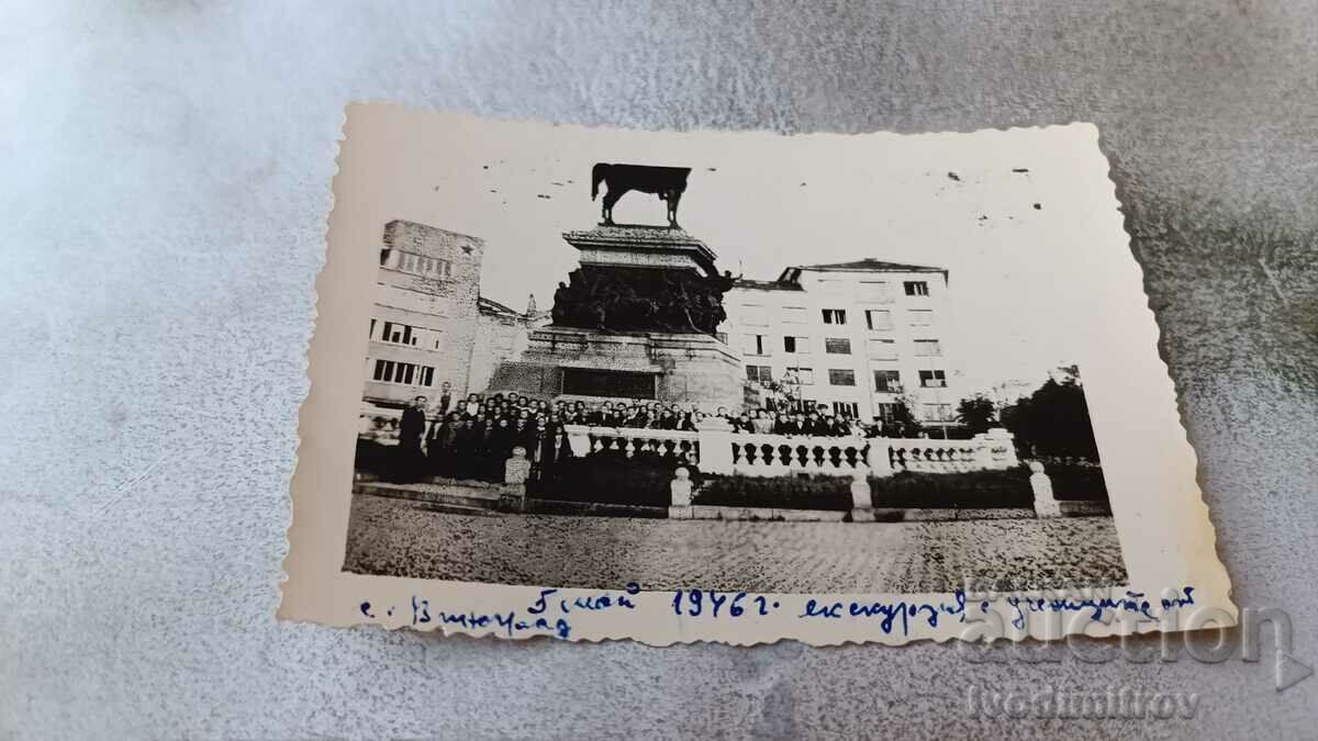 Photo Sofia Uchenitsi in front of the monument to Tsar Osvoboditel 1946