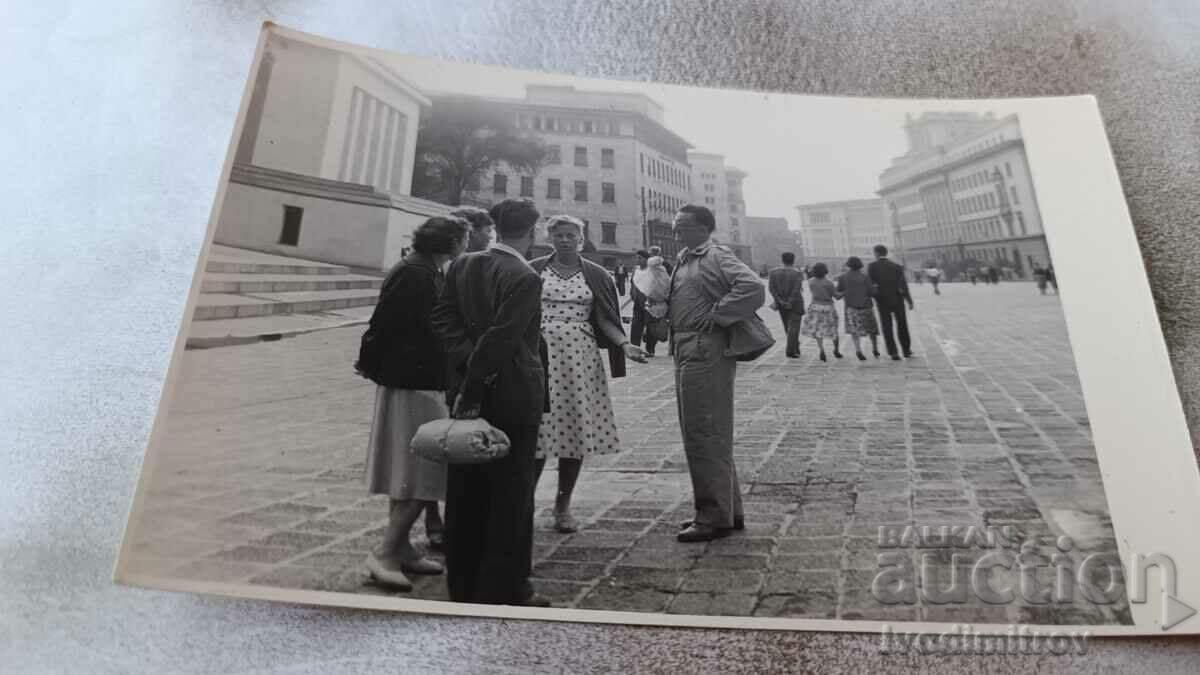 Φωτογραφία Σοφία Άνδρες και γυναίκες μπροστά από το μαυσωλείο του Γκεόργκι Ντιμιτρόφ